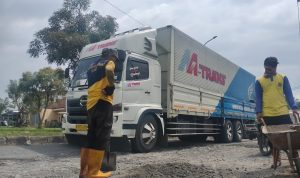 Kadis BMPR Jabar Gercep Atasi Aduan Masyarakat Soal Jalan Rusak TAMBAL JALAN: Dinas Bina Marga dan Tata Ruang Jabar melalui UPTD melakukan pemeliharaan jalan rusak yang dikeluhkan masyarakat. Hal itu sebagai bentuk realisasi program Sapu Lobang Jalan.