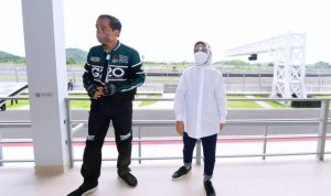 Jokowi Kenakan Jaket Buatan Produsen Lokal Bandung Saat Kunjungi Sirkuit Mandalika Presiden Jokowi yang kenakan jaket buatan produsen lokal asal Bandung bersama Ibu Negara Iriana mengunjungi Sirkuit Internasional Mandalika, Lombok Tengah, NTB, Kamis (13/1). (Foto: Biro Pers Sekretariat Presiden)