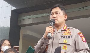 Kabid Humas Polda Metro Jaya Kombes Endra Zulpan, menjelaskan tentang rencana aksi demo ribuan buruh hari ini, Foto: Fransiskus Adryanto Pratama/JPNN.com