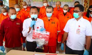 Aktor Randa Septian Ditangkap di Bali Akibat Konsumsi Narkoba Kanit 1 Satresnarkoba Polresta Denpasar AKP Sutriono menunjukkan artis sinetron Ganteng Ganteng Srigala (GGS) Randa Septian di Mapolresta Denpasar, Senin (31/1). (Foto: Humas Polresta Denpasar)