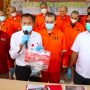 Kanit 1 Satresnarkoba Polresta Denpasar AKP Sutriono menunjukkan artis sinetron Ganteng Ganteng Srigala (GGS) Randa Septian di Mapolresta Denpasar, Senin (31/1). (Foto: Humas Polresta Denpasar)