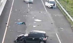 Kecelakaan tunggal di ruas jalan tol Palembang-Kayuagung menewaskan sang sopir yang terpental keluar dari mobilnya. (Foto Palpos/Ist)