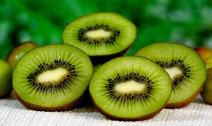 Kiwi, salah satu buah yang dapat meningkatkan trombosit. (Pixabay)