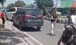 Viral, Kisah Layangan Putus Terjadi di Tengah Jalan di Cirebon Tangkapan layar video yang viral, seorang wanita yang diduga sebagai pelakor keluar dari sebuah mobil setelah dipergoki oleh istri sahnya, seperti kisah di serial Layagan Putus yang sedang viral.