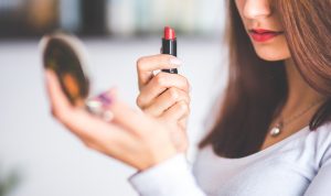 Ilustrasi wanita memakai lipstik agar bibir tidak terlihat gelap. (Pixabay)