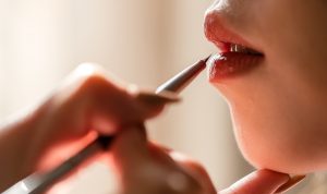 Ilustrasi wanita pakai lipstik. (Pixabay)