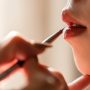 Ilustrasi wanita pakai lipstik. (Pixabay)