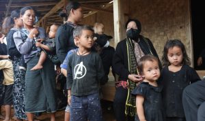 Caption: Mensos Tri Rismaharini berbincang dengan masyarakat Suku Baduy, Kamis (21/1). (Foto: Humas Kemensos/jpnn)
