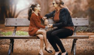 Kiat Orang Tua Berikan Pujian Kepada Anak Tanpa Timbulkan Dampak Negatif Ilustrasi Ibu sedang beri pujian kepada anak. (Pixabay)