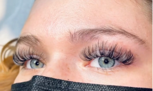 Tren bulu mata putih. Rupanya, tahun 2022 saatnya mendobrak kebiasaan bulu mata warna hitam. Bulu mata warna putih menjadi tren di tahun ini. (Pop Sugar)