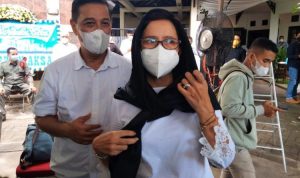 Putri Nurul Arifin Meninggal Sebelum Wisuda di Australia Maret Mendatang Nurul Arifin ditemani suaminya,Mayong Suryo Laksono, menyampaikan keterangan ihwal meninggalnya Maura di rumah duka yang terletak di bilangan Depok Jawa Barat Selasa (25/1). (Abdul Rahman/JawaPos.com)