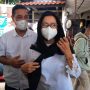 Nurul Arifin ditemani suaminya,Mayong Suryo Laksono, menyampaikan keterangan ihwal meninggalnya Maura di rumah duka yang terletak di bilangan Depok Jawa Barat Selasa (25/1). (Abdul Rahman/JawaPos.com)
