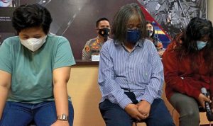 BERSEKONGKOL: Tiga ibu rumah tangga pelaku perjokian vaksinasi saat gelar perkara di Unit Reskrim Polsek Semarang Barat kemarin (5/1). (JAWA POS RADAR SEMARANG)