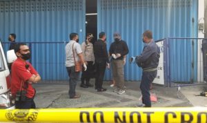 Rekaman CCTV Kurang Jelas, Pembunuh Juragan Air Isi Ulang Masih Bebas MISTERIUS: Olah TKP kasus pembunuhan di ruko Jalan Manukan Taman, Surabaya. (MAHRUS/RADAR SURABAYA)