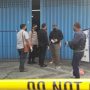 MISTERIUS: Olah TKP kasus pembunuhan di ruko Jalan Manukan Taman, Surabaya. (MAHRUS/RADAR SURABAYA)