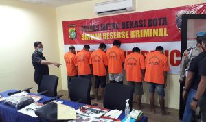 Begini Fakta Soal Pencuri Spesialis Rumah Kosong di Bekasi Para pencuri spesialis rumah kosong dalam konferensi pers di Mapolres Metro Bekasi Kota, Rabu (19/1). (Foto: Dean Pahrevi/JPNN.com)