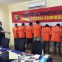 Para pencuri spesialis rumah kosong dalam konferensi pers di Mapolres Metro Bekasi Kota, Rabu (19/1). (Foto: Dean Pahrevi/JPNN.com)