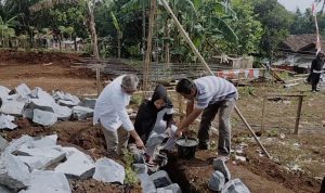 Atlet Angkat Besi Windy Cantika Wujudkan Nazarnya Membangun Masjid Windy Cantika, saat meletakan sebuah batu dan adukan semen pertama di bangunan fondasi bangunan Masjid yang menjadi Nazarnya.