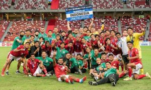 Pemain dan tim pelatih Timnas Indonesia berfoto bersama seusai pengalungan medali Piala AFF 2020 di National Stadium, Singapura, Sabtu (1/1/2022). ANTARA FOTO/Flona Hakim/app/hp.