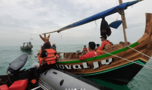 Perahu Nelayan dari Indramayu Terbalik di Karawang, 1 Orang Belum Ditemukan Perahu Nelayan dari Indramayu Terbalik di Karawang, 1 Orang Belum Ditemukan