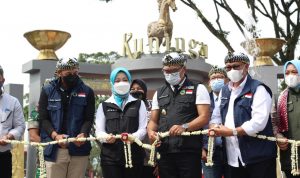 Ridwan Kamil Lakukan Penataan Alun-alun Kuningan dengan Anggaran Rp 25 Miliar Gubernur Jawa barat, Ridwan Kamil saat meresmikan Revitalisasi kawasan Alun-alun Kuningan. Minggu (30/1). Foto. Sandi Nugraha