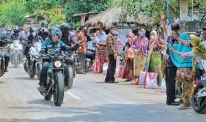 KENDARAI MOTOR CUSTOM: Presiden Jokowi menyawa warga di bypass dalam perjalanan dari Bandara Internasional Zainuddin Abdul Madjid ke KEK Mandalika, Lombok Tengah, kemarin. (LOMBOK POST)