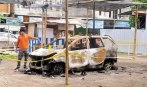 Salah satu kendaraan milik pondok pesantren As Sunnah Lombok yang dibakar. (Foto: radarlombok)