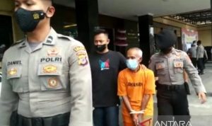Kakek Pelaku Pencabulan Balita, Terancam 15 Tahun Penjara Polisi mengamankan tersangka kasus asusila di Kota Tasikmalaya, Jawa Barat, Sabtu (22/1/2022). ANTARA/HO-Pokja Polresta Tasikmalaya Artikel ini telah tayang di JPNN.com dengan judul "Kakek Mencabuli Balita di Tasikmalaya, Terancam 15 Tahun Penjara", https://www.jpnn.com/news/kakek-mencabuli-balita-di-tasikmalaya-terancam-15-tahun-penjara