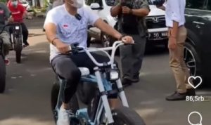 Sepeda Listrik yang Dipamerkan Sandiaga Uno Akan Produksi Masal di Majalengka Menteri Pariwisata dan Ekonomi Kreatif, Sandiaga Uno uji coba sepeda listrik yang akan diproduksi di Majalengka. (Foto: Istimewa/rakyat cirebon)
