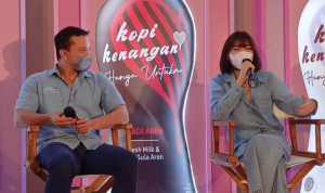 Nicholas Saputra dan Isyana Sarasvati saat peluncuran Kopi Kenangan Hanya Untukmu di Jakarta, Senin, (17/1) (ANTARA/Suci Nurhaliza)