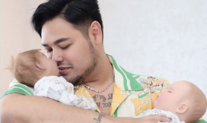 Desainer Ivan Gunawan memiliki boneka di rumah yang diperlakukan layaknya bayi dan dirawat dengan perlakuan khusus. (Foto: Instagram @ivan_gunawan)