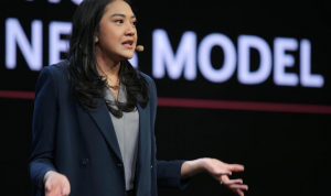 Putri Tanjung ketika menjadi pembicara pada sebuah seminar (foto: Intsgram @Putritanjung)