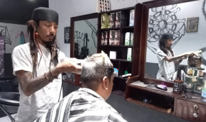 Barbershop Milik Jack Sparrow Gratis Cukur Setiap Hari Jumat