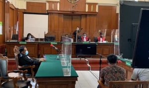 Sidang vonis terdakwa penganiaya jurnalis Nurhadi di PN Surabaya, Rabu (12/1). Terdakwa yang merupakan anggota polisi divonis 10 bulan penjara. (Foto: Arry Saputra/JPNN.com)