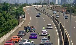 Sejumlah mobil mewah melakukan kopi darat di tol Andara, Jakarta Selatan. Hal ini pun menyebabkan terganggunya lalu lintas di ruas tol tersebut. Polisi kemudian membubarkan kerumuman tersebut. (Istimewa)