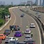 Sejumlah mobil mewah melakukan kopi darat di tol Andara, Jakarta Selatan. Hal ini pun menyebabkan terganggunya lalu lintas di ruas tol tersebut. Polisi kemudian membubarkan kerumuman tersebut. (Istimewa)