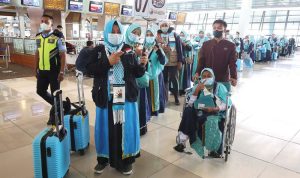 SIAP TERBANG: Sejumlah calon jemaah ibadah umrah di Terminal 3 Bandara Soekarno-Hatta, Tangerang, Banten, kemarin (8/1). Total ada 419 orang yang berangkat umrah kemarin. (FEDRIK TARIGAN/JAWA POS)