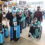 SIAP TERBANG: Sejumlah calon jemaah ibadah umrah di Terminal 3 Bandara Soekarno-Hatta, Tangerang, Banten, kemarin (8/1). Total ada 419 orang yang berangkat umrah kemarin. (FEDRIK TARIGAN/JAWA POS)