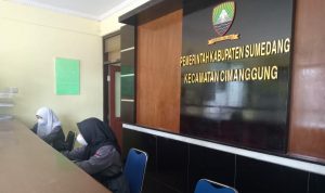Maksimalkan Layanan Kependudukan, Kabupaten Sumedang Terjunkan Simoyan Adminduk ke Tiap Desa Ilustrasi Pelayanan Masyarakat: Dua siswi SMA tengah Praktik Kerja Lapangan menjaga meja pelayanan Kantor Kecamatan Cimanggung, Kabupaten Sumedang.