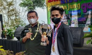 Ketua E-Sport Sumedang Nilai Olahraga E-Sport Miliki Unsur Prestasi Ilustrasi Esport: Peraih juara Mobile Legends Nasional sekaligus pemain terbaik di laga E-Sport, Indra Tresna Ramadhan, 23 (kanan) bersama Bupati Sumedang, Dony Ahmad Munir (kiri)