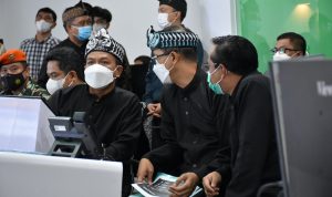 Bupati Bandung Dadang Supriatna memantau keberadaan command center di gedung setda Kab Bandung.