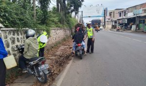 Anggota Polsek Tanjungsari Unit Lalu Lintas saat lakukan pemeriksaan knalpot brong sekaligus surat berkendara.