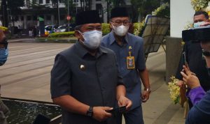 Plt Wali Kota Bandung, Yana Mulyana seusai melakukan Pelantikan dan Pengambilan Sumpah Janji CPNS menjadi PNS Pemerintah Kota (Pemkot) Bandung di Auditorium Balai Kota Bandung, Kamis (10/2)