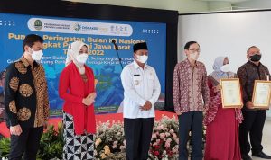 Disnakertrans Jabar Gencarkan Sosialisasi Pemahaman Perusahaan Terhadap Keselamatan dan Kesehatan Pekerja Kepala Disnakertrans Jabar, Rachmat Taufik Garsadi memberian penghargaan kepada pihak-pihak yang telah berkontribusi dalam upaya pemenuhan Norma Keselamatan dan Kesehatan Kerja pada perusahaan di Jawa Barat.