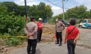 OLAH TKP: Polisi saat melakukan olah TKP di lokasi korban tersengat listrik. (M HARIYANTO/JAWA POS RADAR SEMARANG)