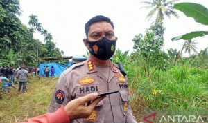 Dalami Kasus, Polda Sumut Gali Kuburan Penghuni Kerangkeng Bupati Langkat Kabid Humas Polda Sumatera Utara Kombes Pol Hadi Wahyudi di lokasi pembongkaran kuburan penghuni kerangkeng manusia milik Bupati Langkat nonaktif Terbit Rencana Perangin-angin di Desa Purwobinangun, Kecamatan Sei Bingei, Kabupaten Langkat pada Sabtu. (ANTARA/Nur Aprilliana Br Sitorus)