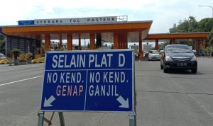 Kebijakan ganjil genap dihari pertama di GT pasteur, Kota Bandung pada Jum'at (11/2) kemarin. Foto Sandi Nugraha