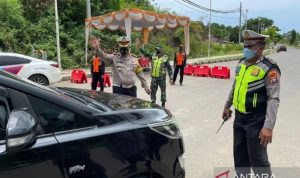 Tanpa Penonton, Tes Pramusim MotoGP Tetap Mendapat Pengawalan Ketat Aparat Dirlantas Polda NTB Kombes Pol Imam Thobroni (kedua kanan) bersama personel lainnya menghalau untuk pemeriksaan perihal tujuan dari pengendara yang hendak melintasi pos penyekatan di areal Sirkuit Mandalika, NTB, Sabtu (12/2/2022). (ANTARA/HO-Humas Polda NTB)