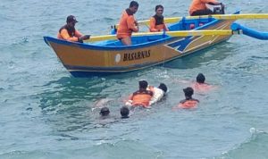 Tim Sar Rimba Laut saat mengangkat jenazah Syaiful, korban terakhir ritual maut di Pantai Payangan, Kecamatan Ambulu.