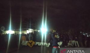 Suasana unjuk rasa penolakan tambang di Desa Katulistiwa, Kecamatan Tinombo Selatan, Kabupaten Parigi Moutong, Sabtu (12/2/2022) malam. ANTARA/HO/Novita.